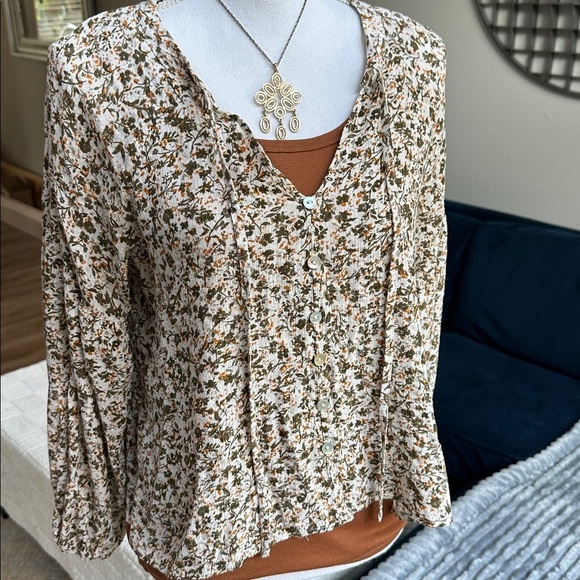 Peace & Pearls Tops - Peace & Pearls tiny floral popover tie neck boho poets blouse